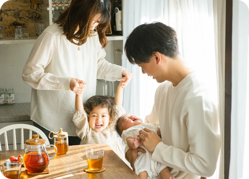 家族で麦茶を楽しんでいる様子