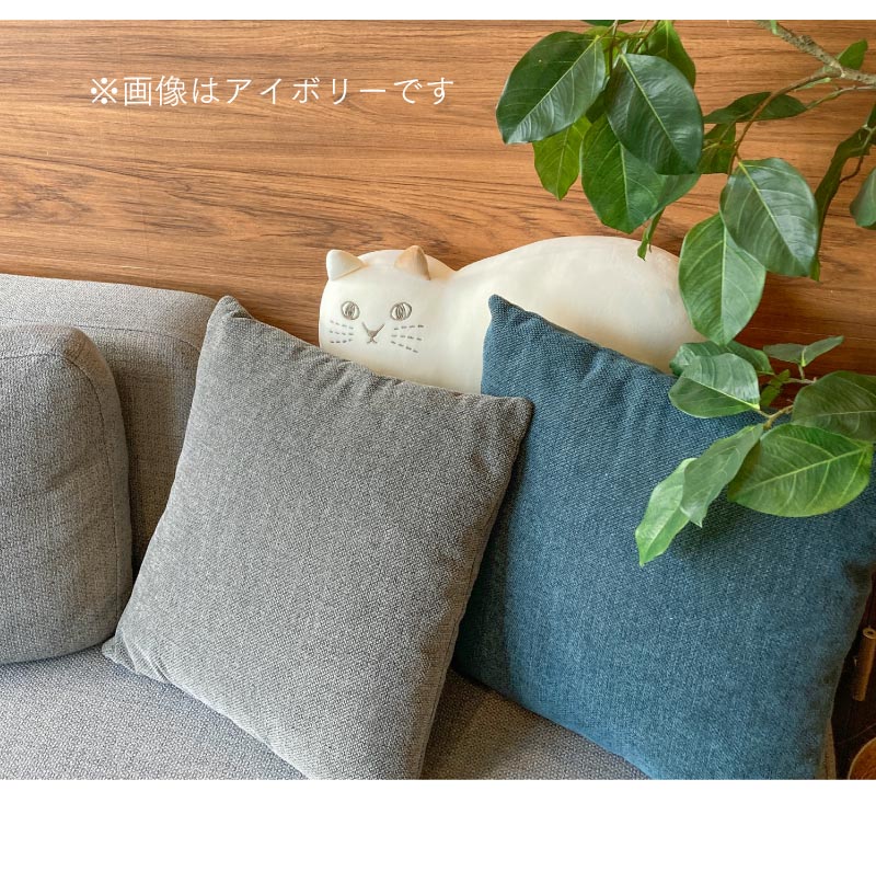 お部屋に本当の猫がいるかのような存在感あるクッションです