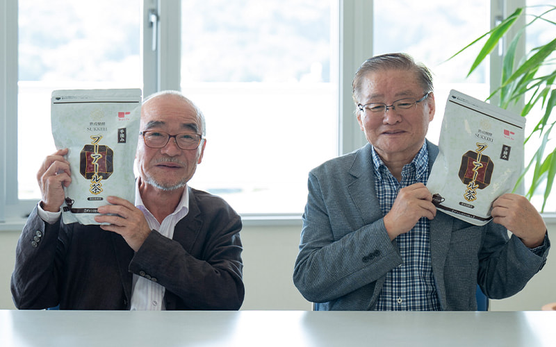 スッキリプーアール茶を持つ伸ちゃんと山岸さん